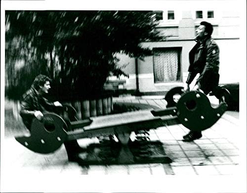Muškarci igraju na See pilu u prostoru za igru - Vintage Press Photo