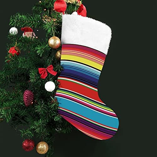 Šareni meksički pokrivač s božićnim čarapama za božićne čarape sa plišanim kaminom visi za Xmas
