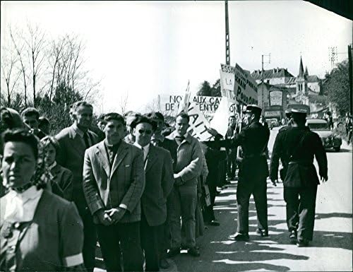 Vintage fotografija demonstranata koji stoje na jednoj strani ulice sa svojim transparentima,