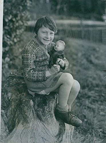 Vintage fotografija djevojčice bez roditelja, tanije Joel, koja drži lutku, stigla je u Englesku iz Belsena.