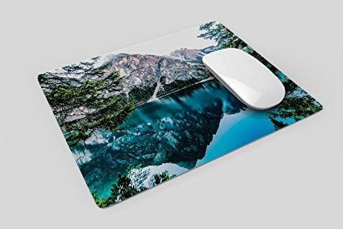 Pravilni prizor je pravokutni neklizajući mouse mouspad planinski vrhovi koji odražavaju u plavim vodama alpskog jezera sa zelenim borovima na sunčanom danu. Gamiranje miša 200mm x 240mm