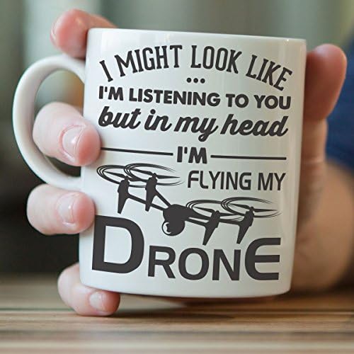 Smiješna besca za dronu Mogla bih izgledati kao da te slušam, ali u glavi sam letim svojom dronu drona leteća krigla - odlična ideja poklona oca, bratu, ujaku ili prijatelju