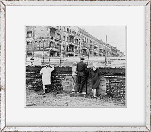 Beskonačne fotografije fotografija: grupa zapadnih Nijemaca | Berlinski zid | Njemačka / 1962 / istorijska reprodukcija fotografija