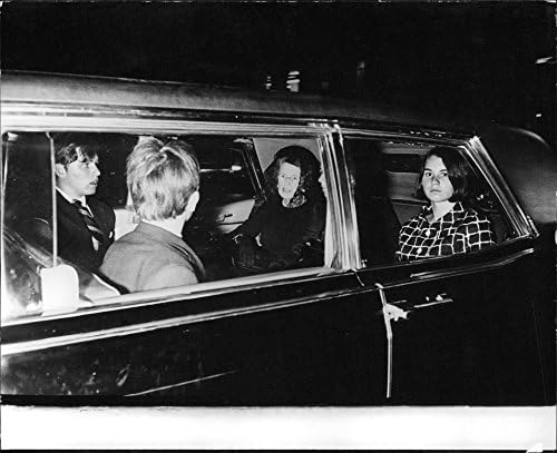 Vintage fotografija Robert Francis Bobby Kennedy39;s fammily članovi sjedi u automobilu.