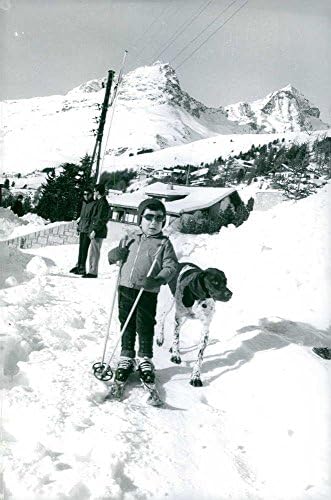 Vintage fotografija Farah Pahlavi39; sin stoji na snijeg.