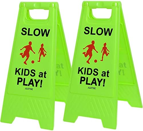 Juztec spora djeca na igranju sigurnosnih znakova za ulicu, djeca u reproduciranom potpisu za ulicu, dolje