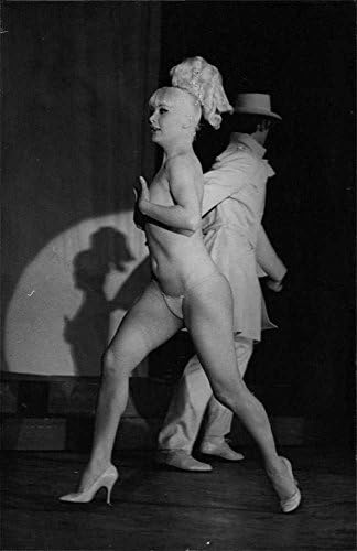 Vintage fotografija gole žene koja nastupa. Moulin Rouge performanse.