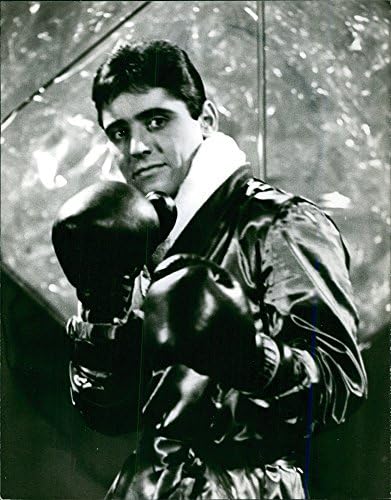 Vintage fotografija Sacha Distel pozira kao bokser i gleda u kameru