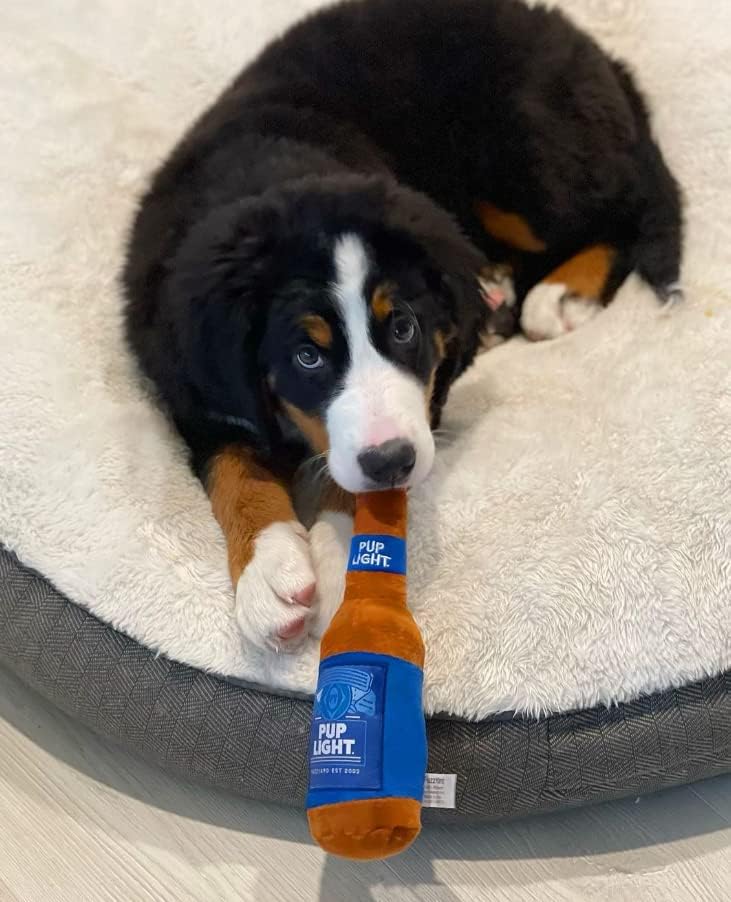Fuzyyard pivska boca plišana igračka za pse sa škljocačem